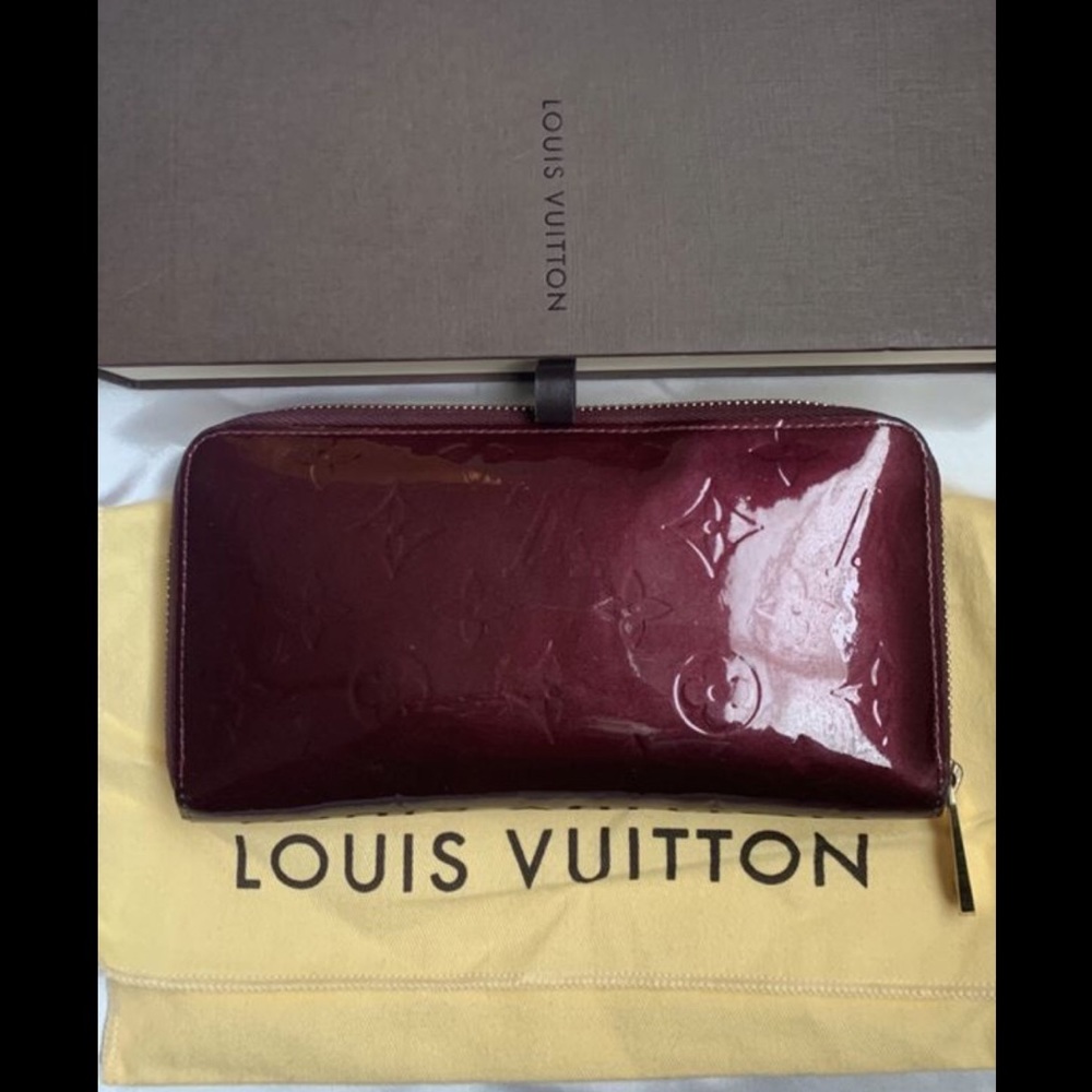 SOLD!Louis Vuitton Vernis Zippy Wallet